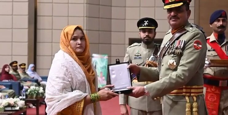 Pakistan Army Honors Martyrs and Veterans at Karachi Ceremony