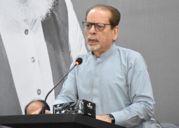 Literary figures pay tribute to Syed Abid Rizvi at Arts Council Karachi.