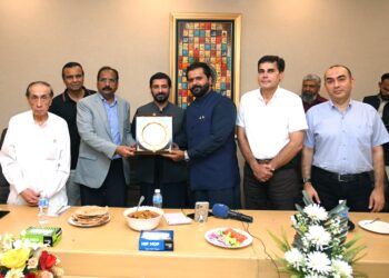 Officials of Pakistan Tanners Association and Sindh government exchange crests during an industry meeting in Karachi.