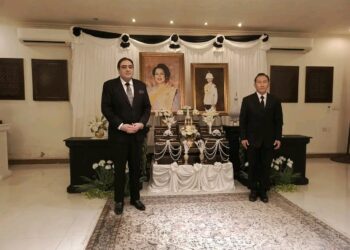 Honorary Consul of Côte d’Ivoire in Pakistan signs condolence register at Royal Thai Consulate.