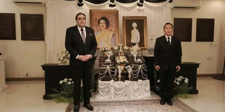 Honorary Consul of Côte d’Ivoire in Pakistan signs condolence register at Royal Thai Consulate.