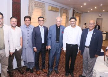 Participants attending a Budget 2026 discussion session in Karachi with speakers addressing economic policy and fiscal planning at a Rotary Club event.