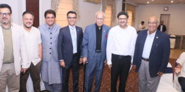 Participants attending a Budget 2026 discussion session in Karachi with speakers addressing economic policy and fiscal planning at a Rotary Club event.