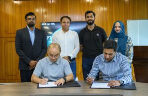 Representatives of OPPO Pakistan and Ufone PTCL Group sign strategic agreement to expand 5G connectivity in Pakistan.