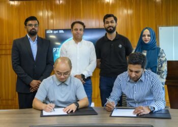 Representatives of OPPO Pakistan and Ufone PTCL Group sign strategic agreement to expand 5G connectivity in Pakistan.
