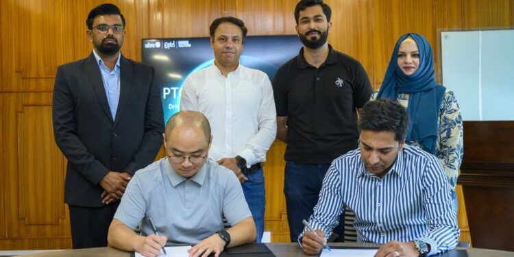 Representatives of OPPO Pakistan and Ufone PTCL Group sign strategic agreement to expand 5G connectivity in Pakistan.