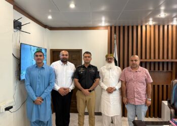 Delegation of Orangi Traders Association meeting SSP Kemari Shangar Malik in Karachi over security and business issues.