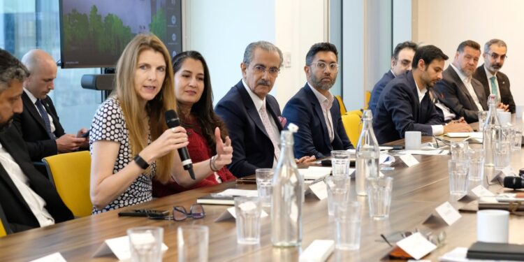Participants discuss sustainable investment opportunities at an InfraZamin Pakistan roundtable in London.