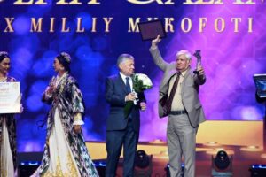 Pakistani journalist Muhammad Abbas Khan receiving the Golden Pen National Award in Uzbekistan