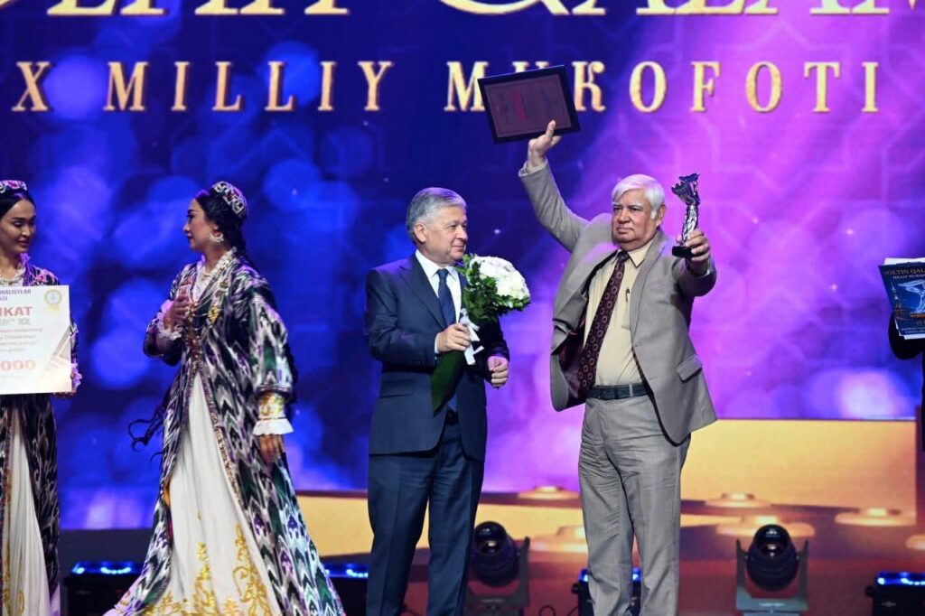 Pakistani journalist Muhammad Abbas Khan receiving the Golden Pen National Award in Uzbekistan