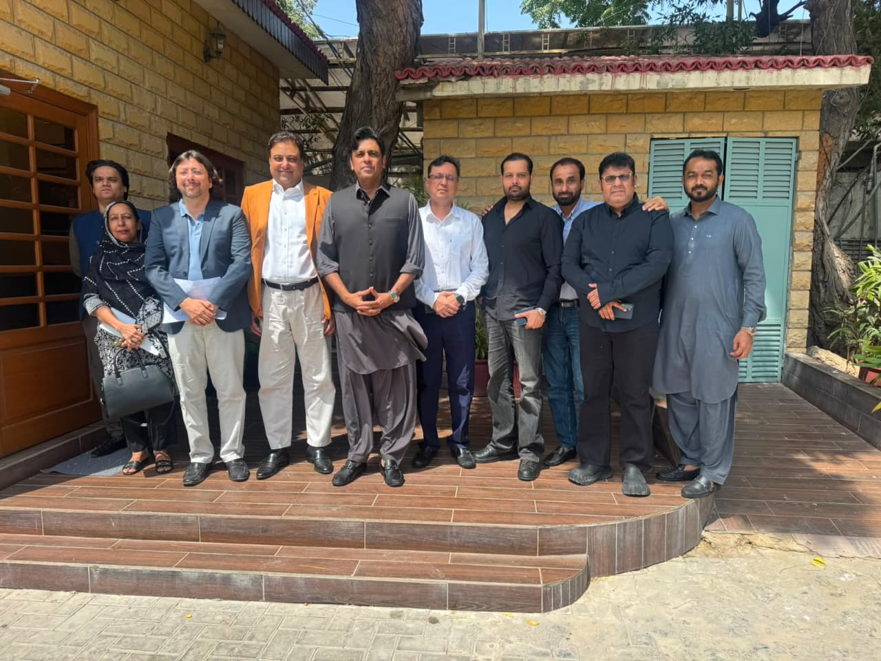 Meeting between car dealers and Sindh excise officials regarding penalty concerns.