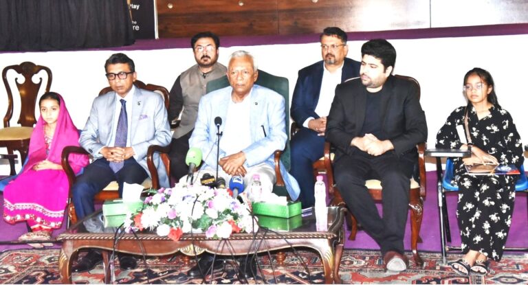 Governor Sindh Syed Muhammad Nehal Hashmi offers condolences to the family of Shaheed Muhammad Waseem.