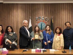 Asma Amir being honoured with a shield at the FPCCI Handicrafts Business Promotion Committee meeting