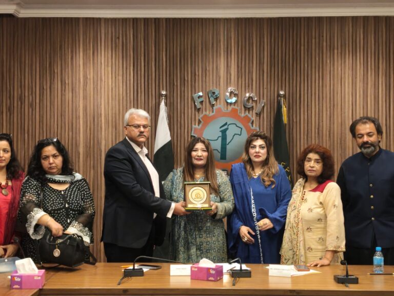 Asma Amir being honoured with a shield at the FPCCI Handicrafts Business Promotion Committee meeting