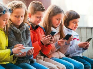 UAE child social media rules with age restriction concept
