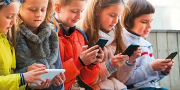 UAE child social media rules with age restriction concept