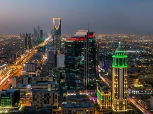 Crowds of international and domestic tourists in Saudi Arabia highlighting record tourism growth under Vision 2030 economic reforms.