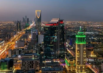 Crowds of international and domestic tourists in Saudi Arabia highlighting record tourism growth under Vision 2030 economic reforms.