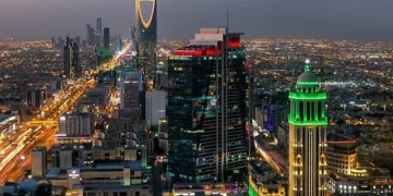 Crowds of international and domestic tourists in Saudi Arabia highlighting record tourism growth under Vision 2030 economic reforms.