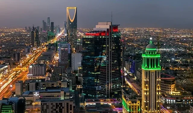 Crowds of international and domestic tourists in Saudi Arabia highlighting record tourism growth under Vision 2030 economic reforms.