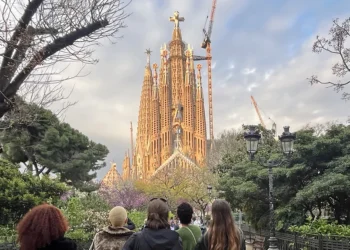 Antoni Gaudí & Gaudí Vision Behind Sagrada Família Tower Rise