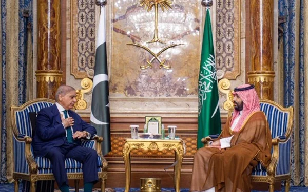Phone call between Pakistan Prime Minister Shehbaz Sharif and Saudi Crown Prince Mohammed bin Salman discussing peace agreement and regional diplomacy.
