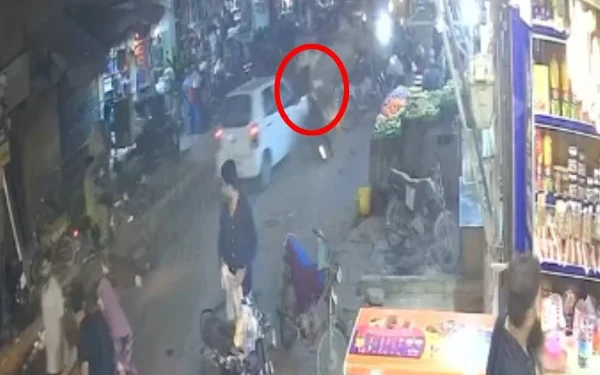 Speeding car involved in a fatal road accident in Karachi captured on CCTV camera.