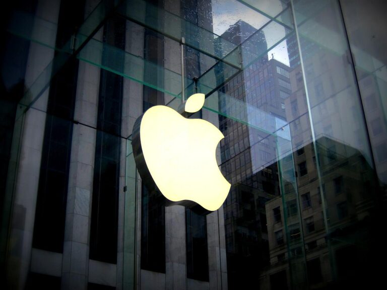 Apple and OpenAI logos representing the federal trade secrets lawsuit involving alleged confidential hardware information.