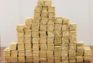 Gold bars and seized cash recovered by Iraqi authorities during a major anti-corruption investigation.