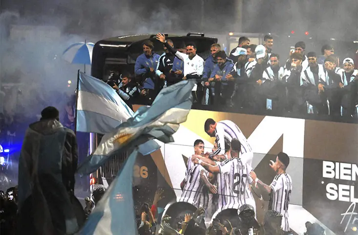 Argentina football team receives a warm welcome from fans in Buenos Aires following the World Cup final defeat.