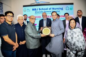 Muhammad Bashir Janmohammad presenting a souvenir to Mayor Karachi Murtaza Wahab at the annual research seminar organised by MBJ School of Nursing at Kharadar General Hospital.