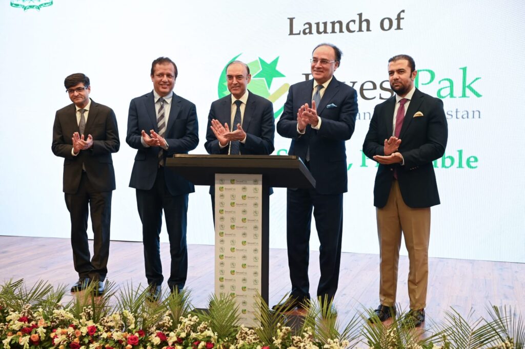 SBP Governor Jameel Ahmad and Finance Minister Muhammad Aurangzeb at the launch of the InvestPak digital investment platform.