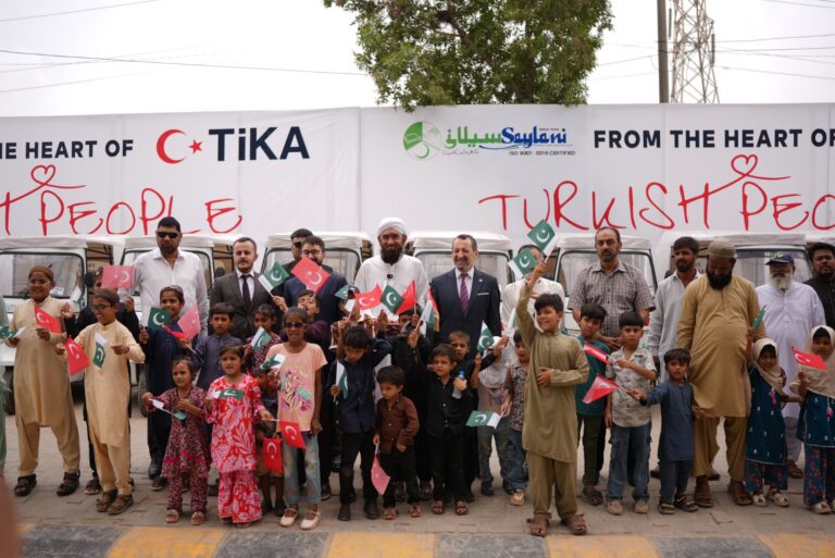 Türkiye’s Consul General Ergül Kadak and Saylani Welfare representatives hand over T?KA-donated rickshaws to beneficiaries during a ceremony in Karachi.