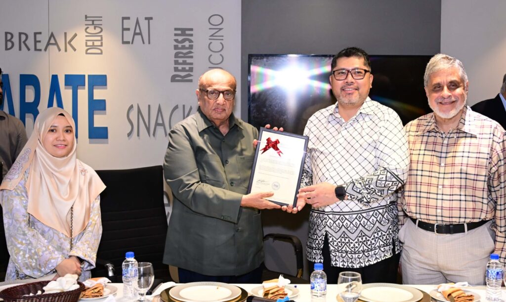 Chairman Pak Malaysia Business Council Muhammad Bashir Janmohammad meets Malaysian Consul General Herman Hardynata Ahmed during a farewell gathering attended by Zubair Tufail and Vice Consul Izdzatun Nasyiah Mustufa in Karachi.