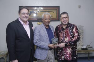 Governor Sindh, diplomats and distinguished guests attend a farewell dinner hosted by Honorary Consul General Fazal Karim Dada Bhai to honour the outgoing Consuls General of Malaysia and Iraq in Karachi.
