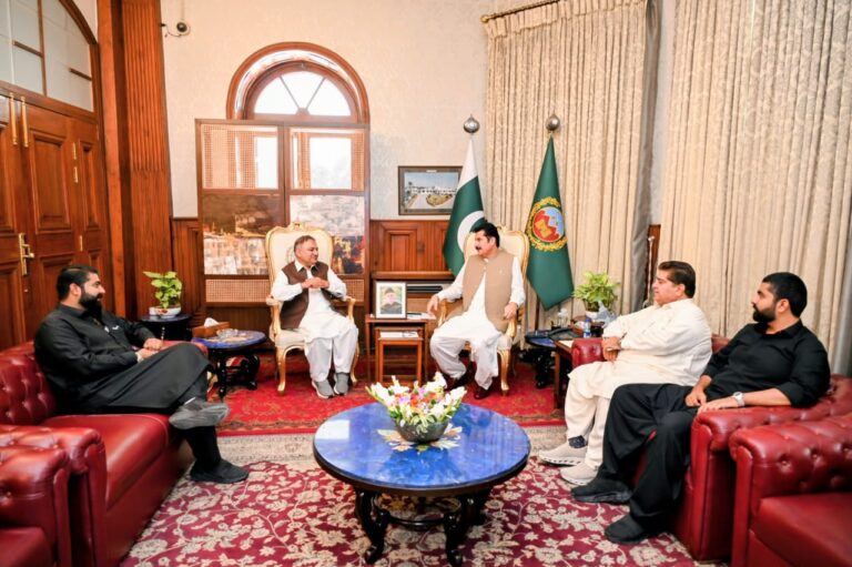 KP Governor Faisal Karim Kundi meets leaders of the Karachi wholesale fruit and vegetable market to discuss traders' issues and business development.