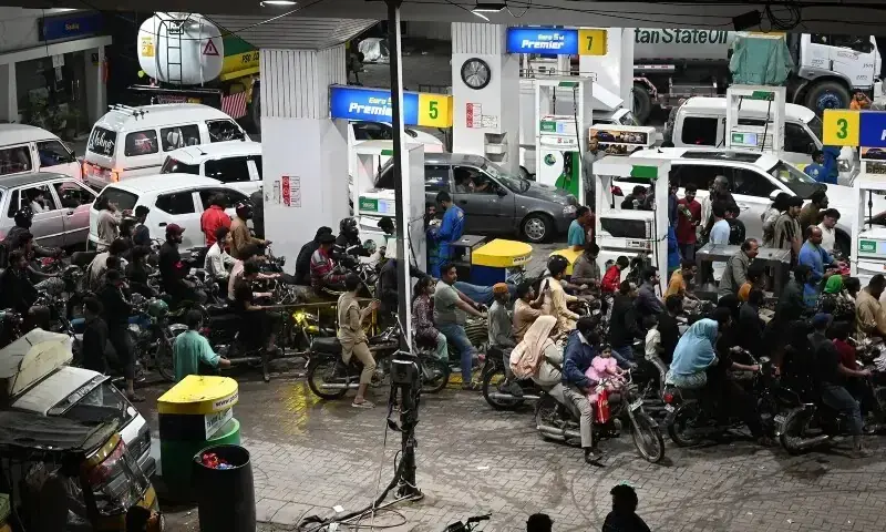 Petrol station in Pakistan as dealers call off planned strike after government margin increase.