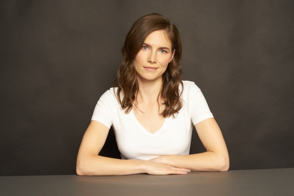 Amanda Knox speaking on stage during her comedy show performance in Scotland