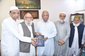 Sindh Governor Syed Muhammad Nehal Hashmi meeting Hanif Tayyab to discuss welfare and humanitarian initiatives in Karachi.