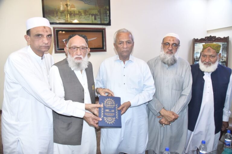 Sindh Governor Syed Muhammad Nehal Hashmi meeting Hanif Tayyab to discuss welfare and humanitarian initiatives in Karachi.