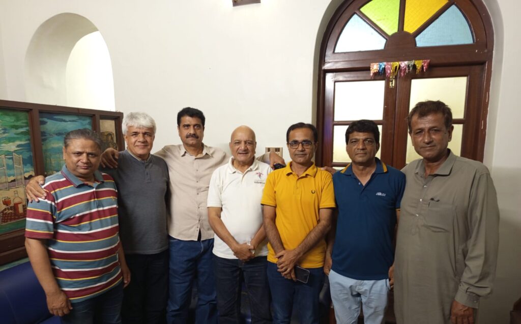 Veteran journalists attend a dinner with colleagues at Ghousha Aafiyat inside Karachi Press Club.