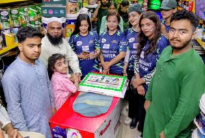Independence Day celebrations at Clifton Sea View with national flags and citizens in Karachi.