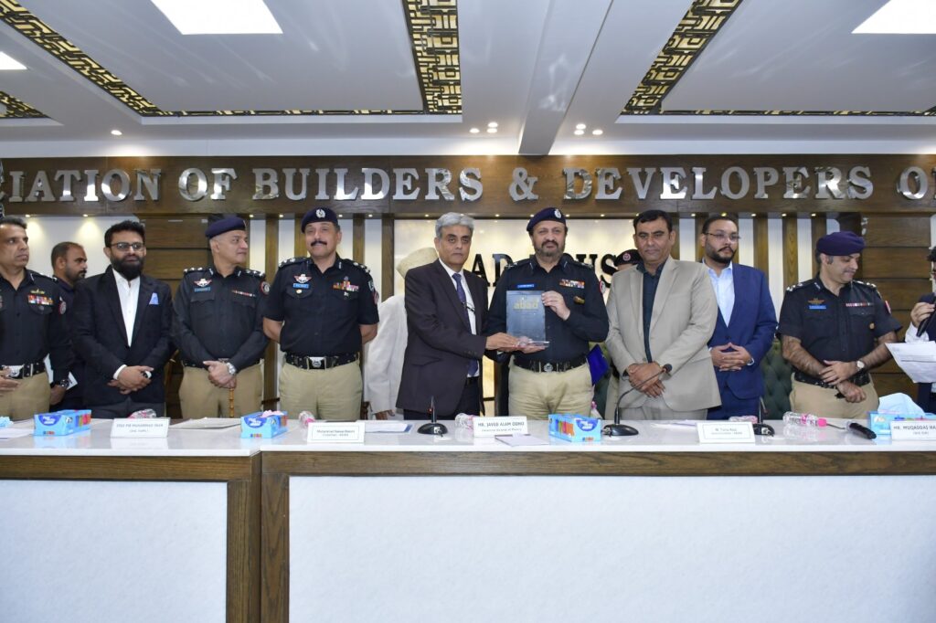 Sindh Police chief Javed Alam Odho addresses ABAD members about Karachi crime and extortion.