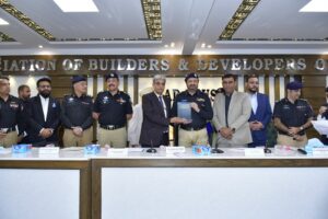 Sindh Police chief Javed Alam Odho addresses ABAD members about Karachi crime and extortion.