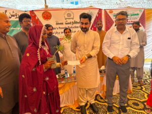 Sukhdev Hemnani distributing interest-free loan cheques and solar kits to PPRP beneficiaries in Ghotki