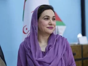 Sindh Assembly member Dr Fauzia Hameed speaking at an Artificial Intelligence policy event and distributing awards.