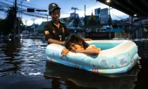 Flooding in Bangkok disrupts Thai Airways flights and airport baggage operations
