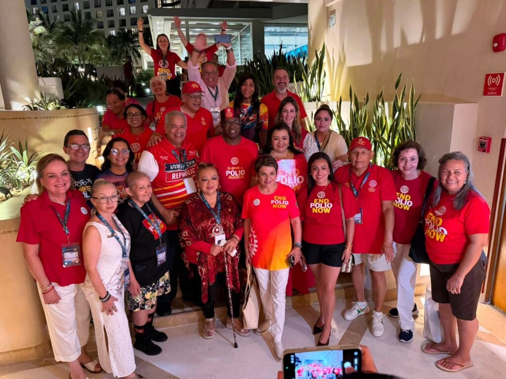 More than 1,000 Rotary members gather on a Cancún beach for an End Polio Now rally