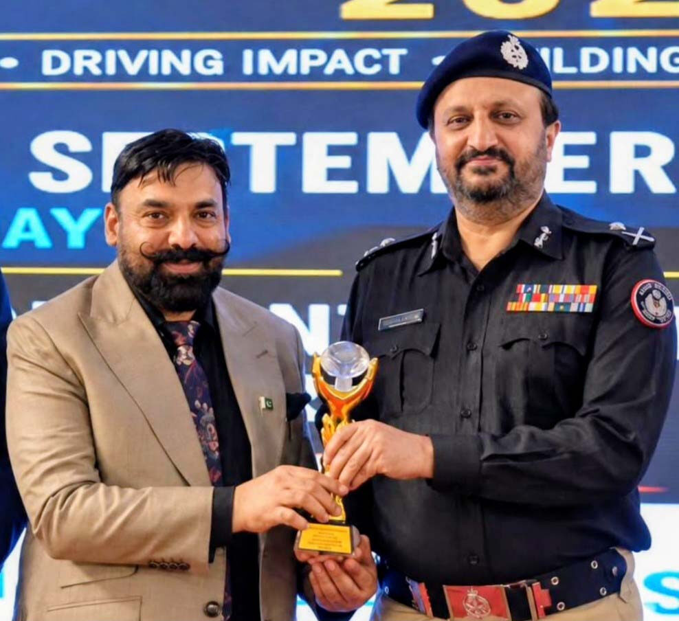 Dr Atif Iqbal receives CSR Leadership Award at Karachi conference