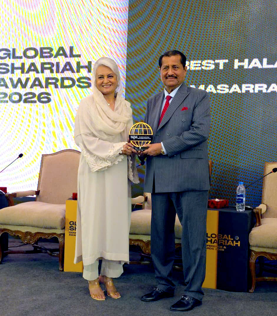 Dr. Mirza Ikhtiar Baig presents an award to Diplex Group CEO Musarrat Misbah at a ceremony.